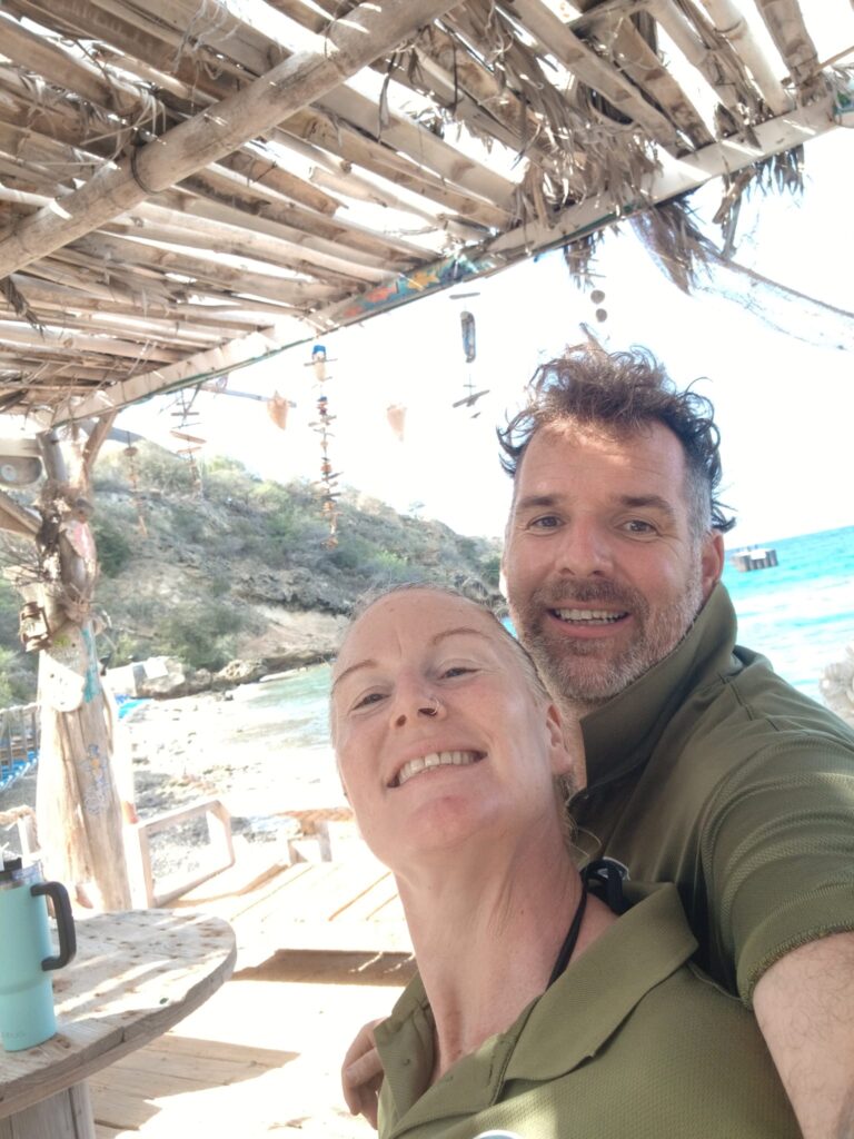 Fabien et Caro, fondateurs de The Little Green Boat, à Curaçao