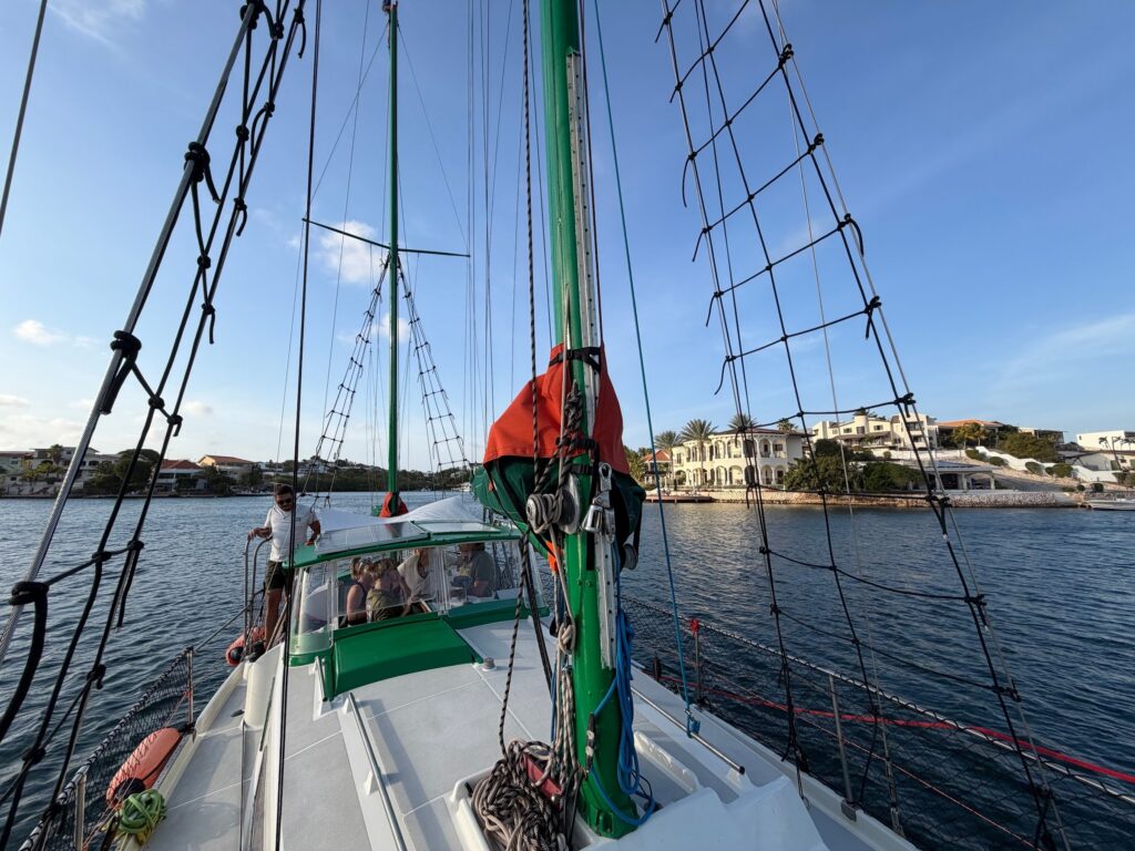 Le voilier Amel Euros 41 de The Little Green Boat en navigation, Curaçao