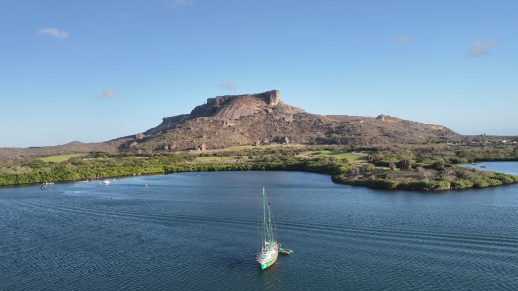 Le voilier au mouillage devant le Tafelberg, Curaçao