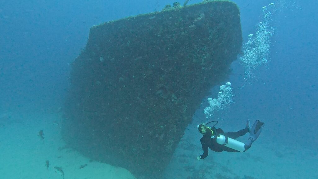 Plongeur nageant près d'une grande épave, Curaçao