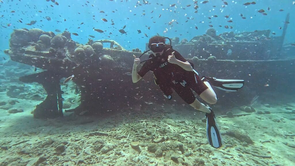 Plongeur explorant une épave à Curaçao